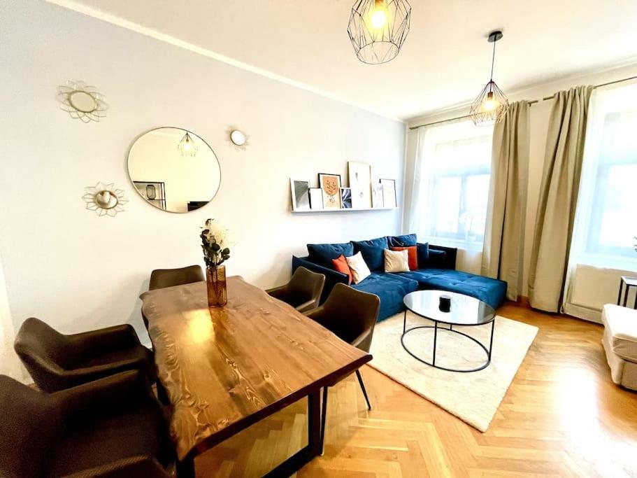 Casarina - Stilvoller Altbau In Zentraler Lage Apartment Dresden Bagian luar foto