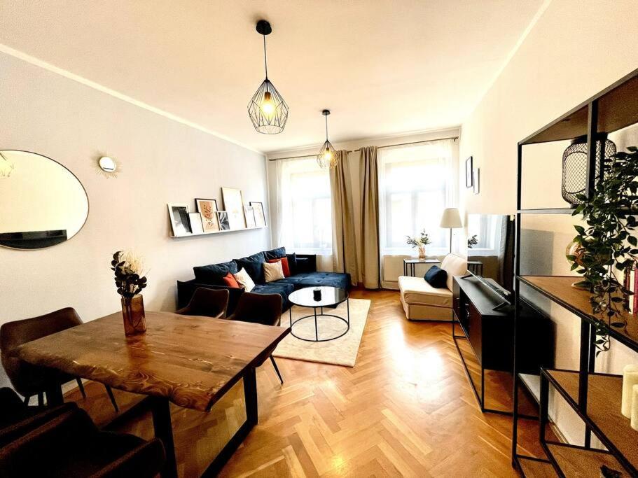 Casarina - Stilvoller Altbau In Zentraler Lage Apartment Dresden Bagian luar foto
